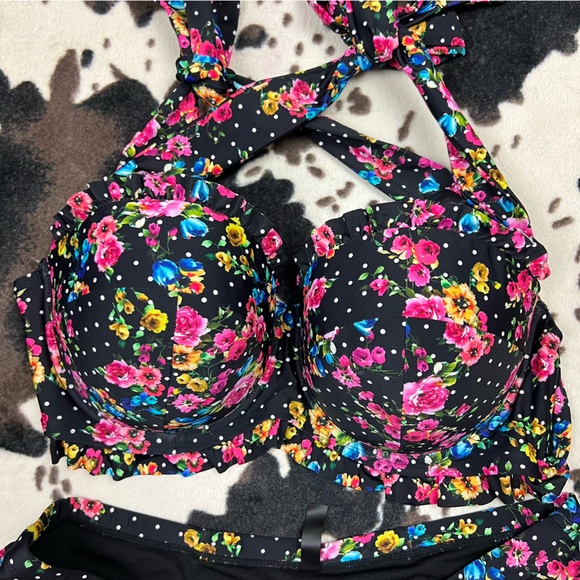 Hot Topic Pin-up Ruffled Swimsuit - Picture 7 of 12